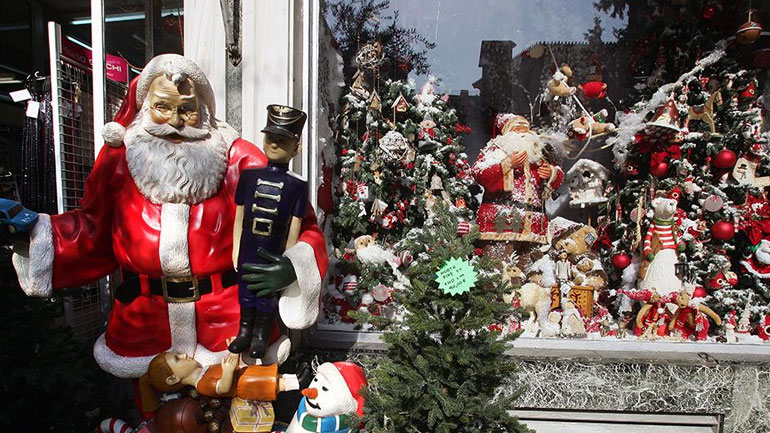 Ανοιχτά τα καταστήματα για τις τελευταίες αγορές