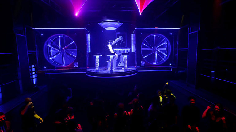 Τσεχία: Ρομπότ ανέλαβε καθήκοντα DJ σε κλαμπ της Πράγας