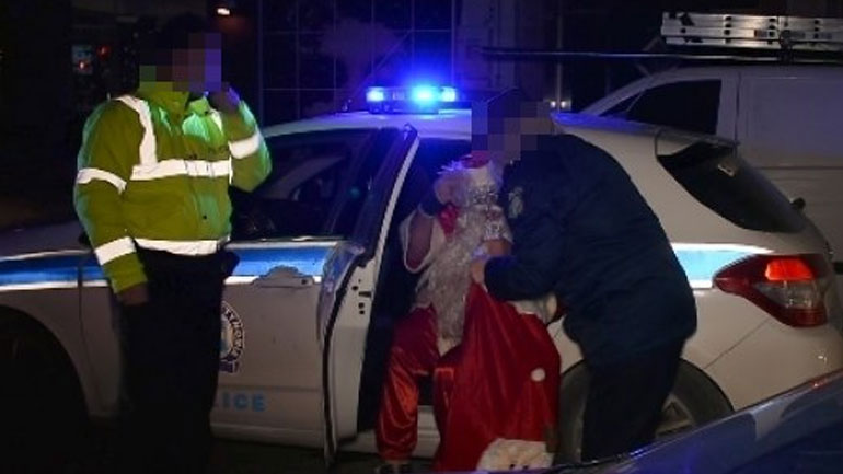 Σύρος: Στο αστυνομικό τμήμα… ο Άγιος Βασίλης!