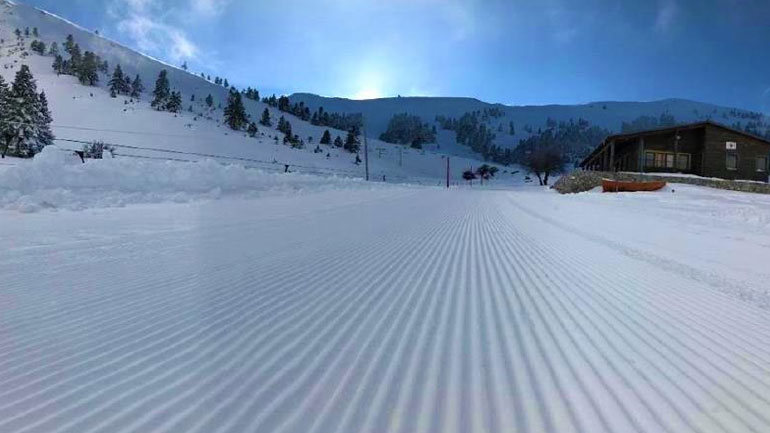 Με ένα μέτρο χιόνι, καθαρούς δρόμους και ηλιοφάνεια άνοιξε το Χιονοδρομικό Κέντρο Καλαβρύτων