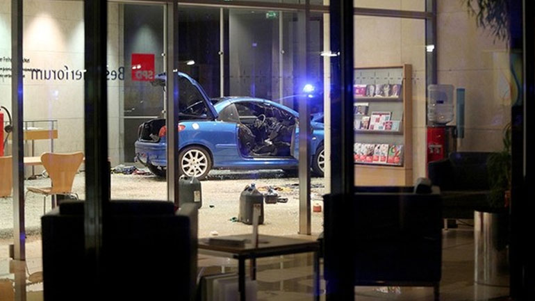 Βερολίνο: Ήθελε να αυτοκτονήσει και έριξε το αυτοκίνητο στην είσοδο των γραφείων του SPD