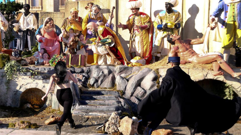 Βατικανό: Αποπειράθηκε να αρπάξει το ομοίωμα του Χριστού φωνάζοντας «ο Θεός είναι γυναίκα»