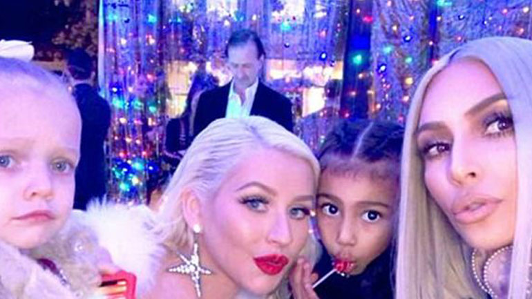 Το λαμπερό χριστουγεννιάτικο πάρτι της οικογένειας Kardashian στο σπίτι της Kris Jenner