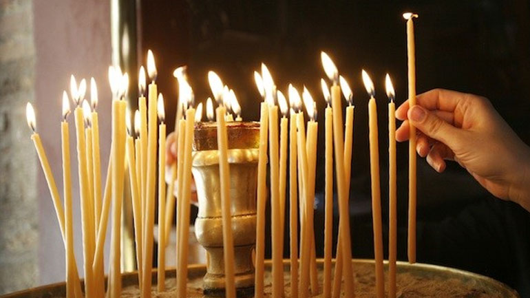 Γιατί ανάβουμε κερί στην εκκλησία Γιατί ανάβουμε κερί στην εκκλησία