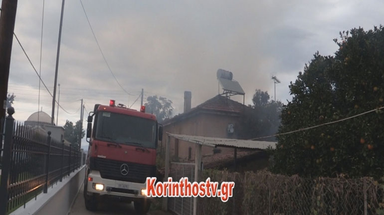 Κόρινθος: Επιχείρηση απεγκλωβισμού τραυματισμένης γυναίκας μέσα από σπίτι που είχε εκδηλωθεί φωτιά