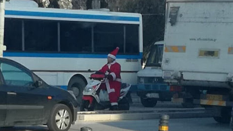 Ο Άγιος Βασίλης βγήκε βόλτα με…scooter!
