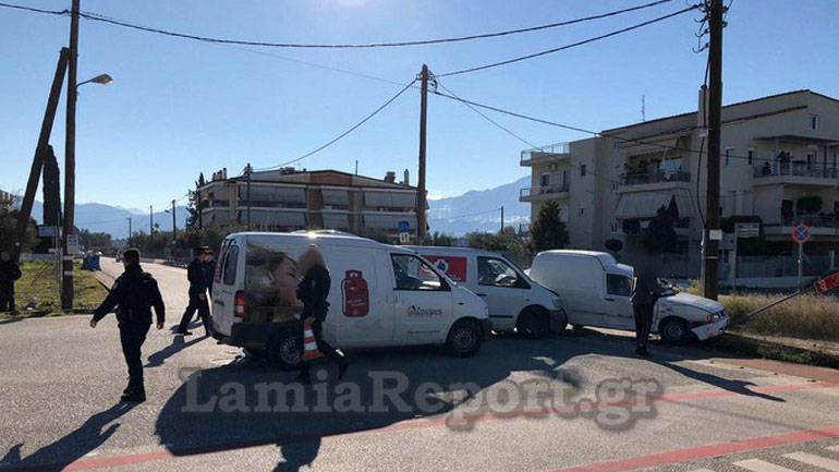 Λαμία: Παραβίασε το stop και συγκρούστηκε με βαν που μετέφερε φιάλες υγραερίου