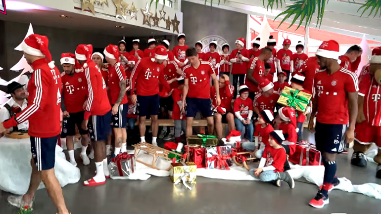 Ο Ριμπερί τραγουδά τα κάλαντα και κλέβει την παράσταση