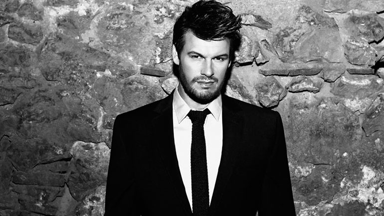 Ο Πάνος Κιάμος εξομολογείται: «Μπαίνω μέσα στο καμαρίνι και βάζω τα κλάματα»!