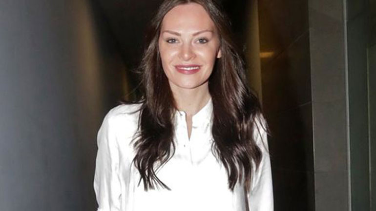 Η Υβόννη Μπόσνιακ φωτογραφίζει την κόρη της δίπλα στο χριστουγεννιάτικο δέντρο!