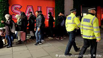 Μεγάλες ουρές έξω από τα καταστήματα της βρετανικής πρωτεύουσας