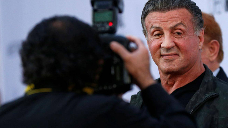 O Σταλόνε απαντά με νομικά μέτρα σε γυναίκα που καταγγέλλει ότι τη βίασε το 1990