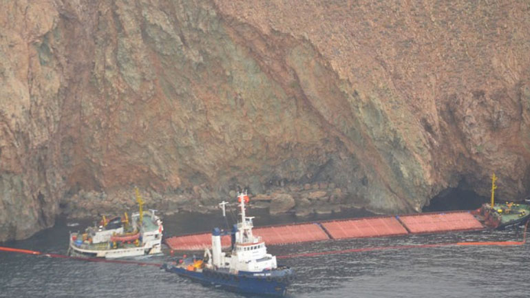 Μικρής έκτασης ρύπανση κοντά στο φορτηγό πλοίο που προσάραξε στη νησίδα Τραγονήσι της Μυκόνου Μικρής έκτασης ρύπανση κοντά στο φορτηγό πλοίο που προσάραξε στη νησίδα Τραγονήσι της Μυκόνου