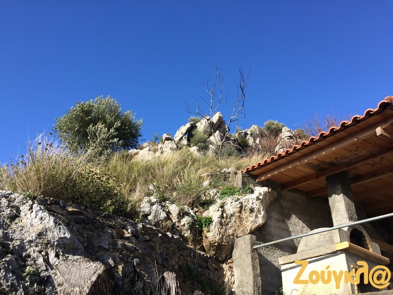 Οι κάτοικοι ζητούν τη λήψη των αναγκαίων μέτρων για τη συγκράτηση των βράχων, σε περίπτωση κατολίσθησης