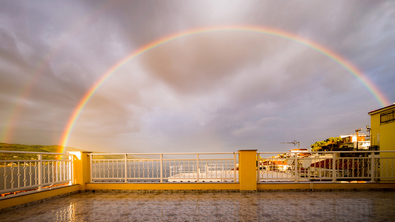 Εξαιρετικά σπάνιο τριπλό ουράνιο τόξο εμφανίστηκε στη Σάμο