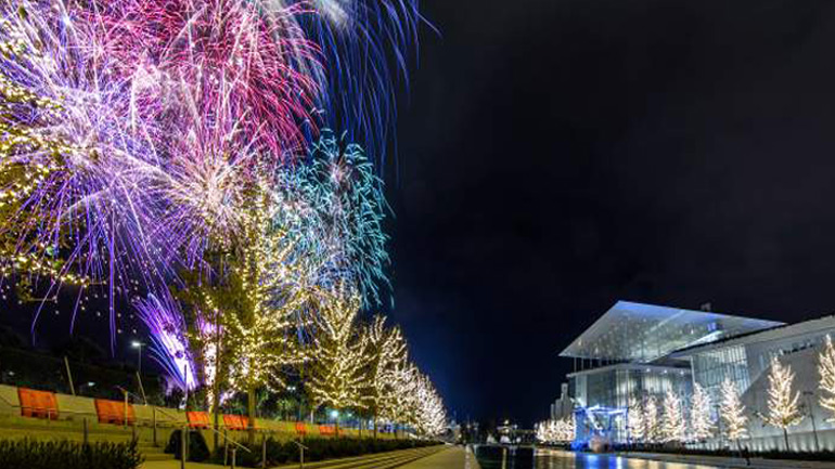 Πρωτοχρονιά στο φωταγωγημένο Κέντρο Πολιτισμού Ίδρυμα Νιάρχος
