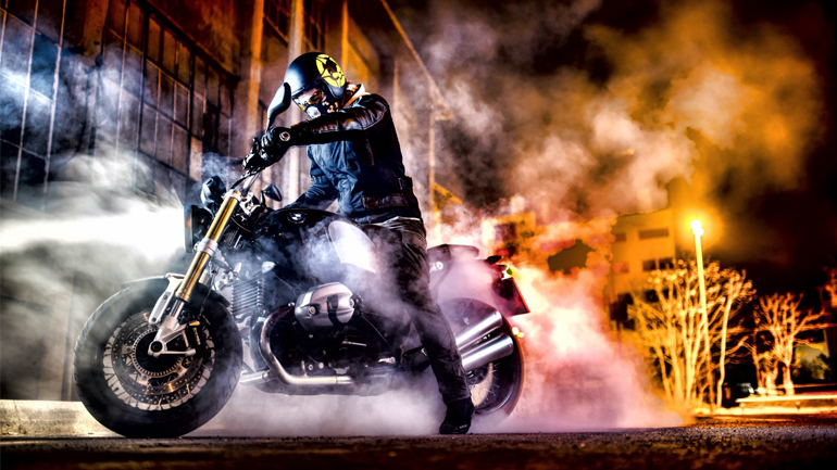 BMW R ΝineT: Μια νύχτα στην Αθήνα