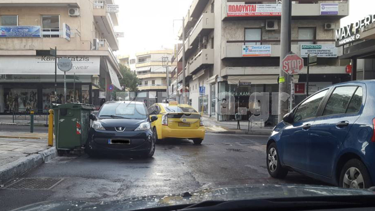 Πάρκαρε και ανάποδα και μπροστά σε κάδο…