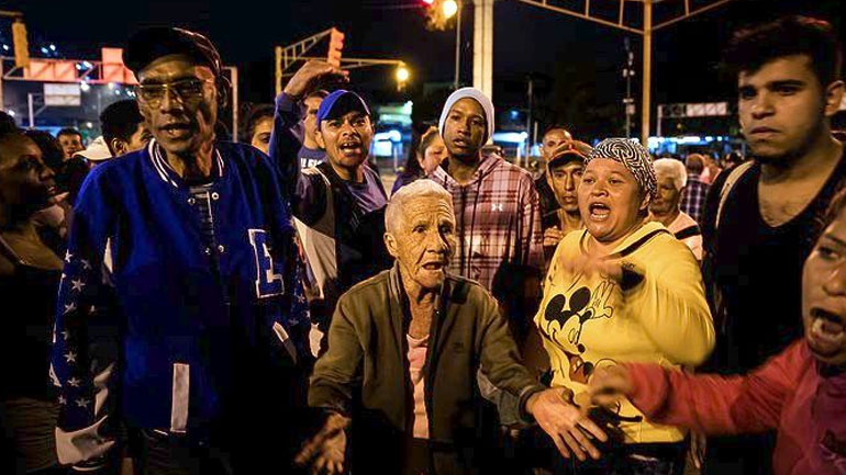 Βενεζουέλα: Στους δρόμους εκατοντάδες κάτοικοι, δυσαρεστημένοι με την έλλειψη χοιρινού κρέατος