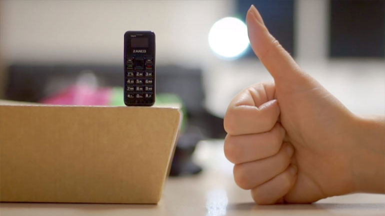 Το μικρότερο κινητό τηλέφωνο έχει το μέγεθος αντίχειρα