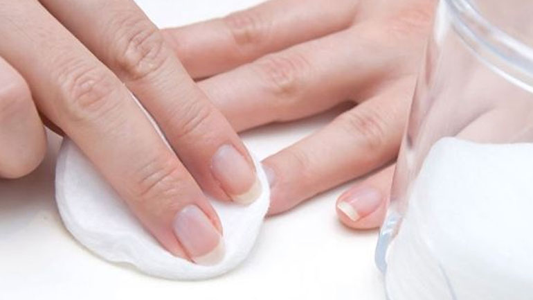 Πώς να αφαιρέσουμε το βερνίκι από τα νύχια μας χωρίς ασετόν