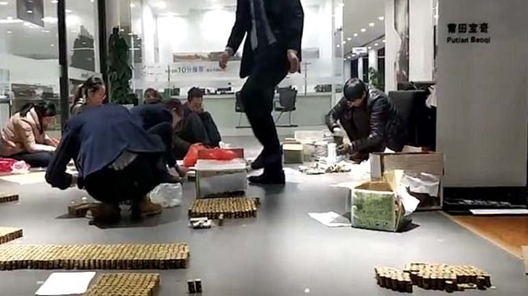 Πλήρωσε το αυτοκίνητο με κέρματα!