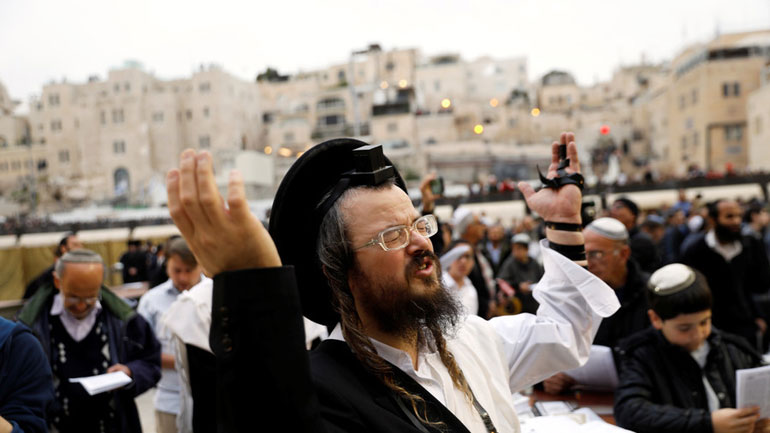 Ισραηλινοί προσεύχονται μαζικά στο τείχος της Ιερουσαλήμ ζητώντας από τον Θεό να… βρέξει