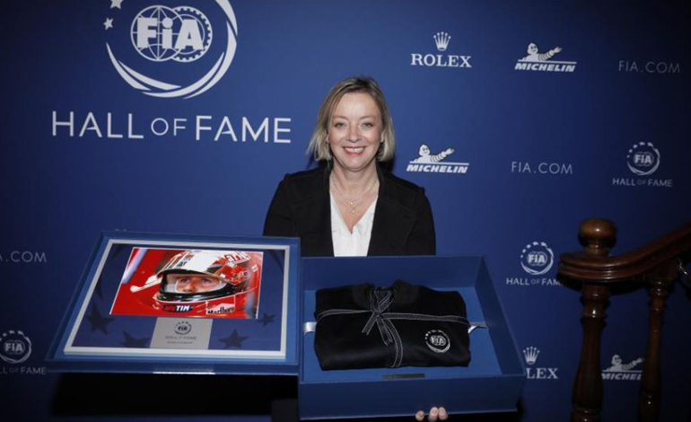 Η μάνατζέρ του Sabine Kehm. Πρόσφατα παρέλαβε το βράβειο για την είσοδο του Michael στο Hall of Fame