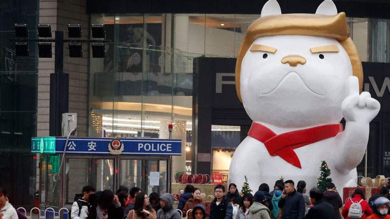 Οι Κινέζοι γιορτάζουν τη Χρονιά του Σκύλου με ένα άγαλμα μπουλντόγκ με τη μορφή του Τραμπ