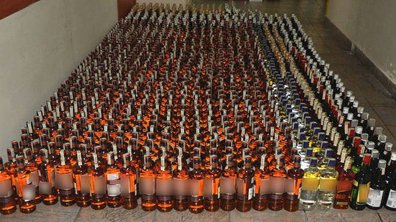 Μπλόκο σε φορτηγό με χιλιάδες μπουκάλια λαθραία ποτά