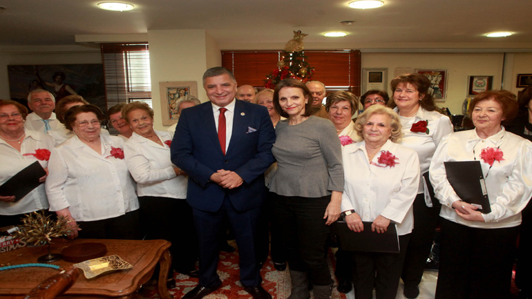 Γιορτινές ευχές για το Νέο Έτος αντάλλαξε ο Δήμαρχος Αμαρουσίου Γ. Πατούλη με τη Χορωδία του ΚΑΠΗ