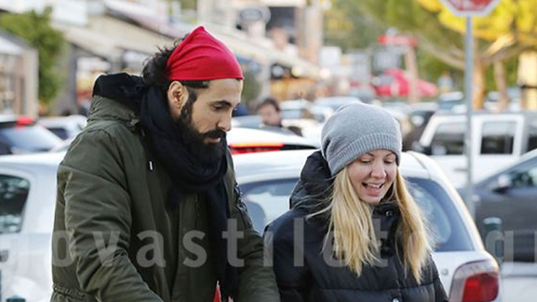 Γιώργος Παράσχος: Χριστουγεννιάτικη βόλτα στη Γλυφάδα με τη σύζυγό του και τη κόρη του