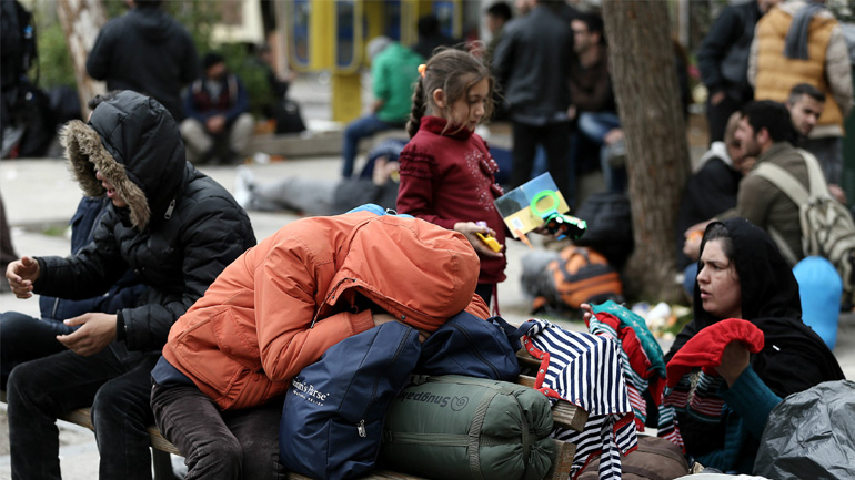 Χίος: Ρούχα και τρόφιμα από τον μητροπολίτη σε παιδιά πρόσφυγες