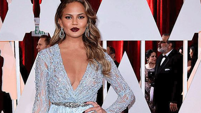 Απροσδόκητη εξέλιξη σε πτήση για την Chrissy Teigen