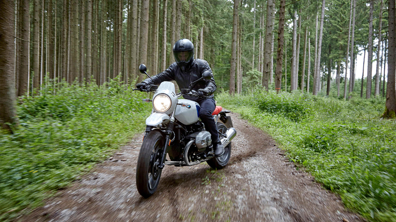 Υποδηλώνει φόρο τιμής σε ένα θρυλικό μοντέλο των 80s