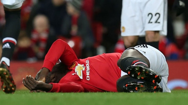 Aποχώρησε από το γήπεδο με φορείο και μάσκα οξυγόνου  ο Λουκάκου