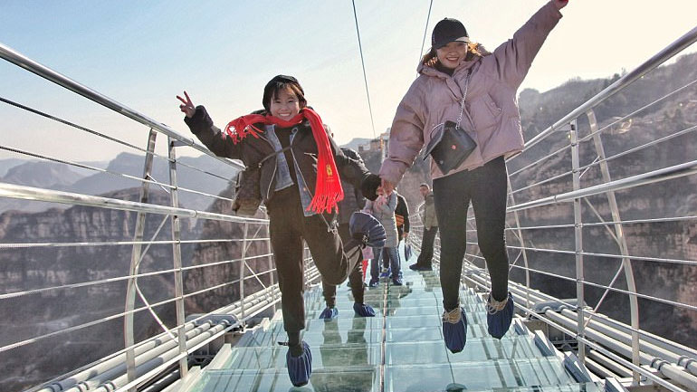 Κίνα: Η μεγαλύτερη γυάλινη γέφυρα του κόσμου σε ύψος 230 μέτρων