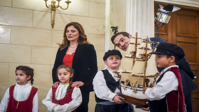 «Το γερό σκαρί αντέχει», είπε ο Αλέξης Τσίπρας αποδεχόμενος ως δώρο ένα ομοίωμα ξύλινου καραβιού