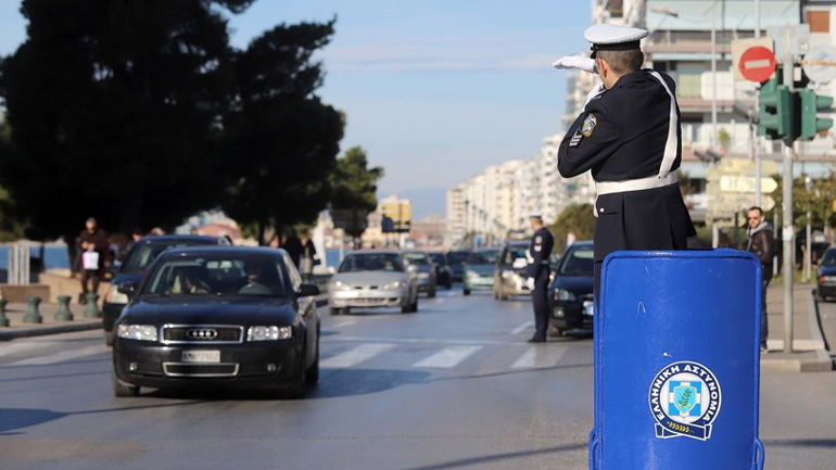 Θεσσαλονίκη: Τροχονόμος στο βάθρο, όπως παλιά, ρύθμισε για λίγο την κυκλοφορία στον Λευκό Πύργο