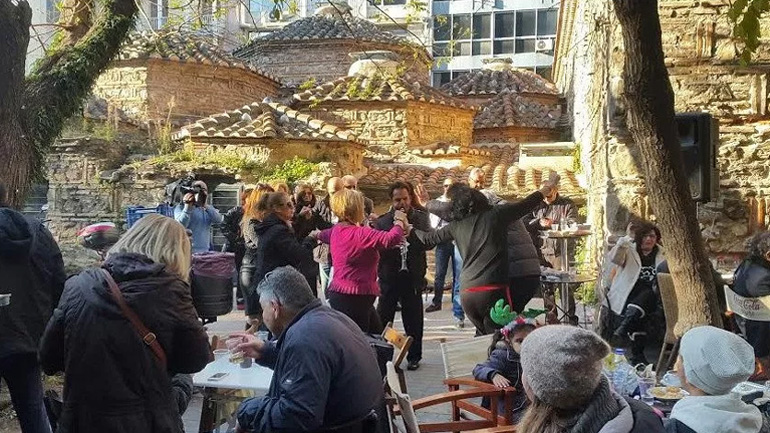 Θεσσαλονίκη: Κάλαντα, μουσική, ψησταριές και πλήθος κόσμου πλημμύρισαν την κεντρική αγορά της πόλης