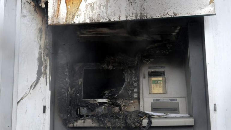 Ανατίναξαν και άδειασαν ATM στη Σαλαμίνα