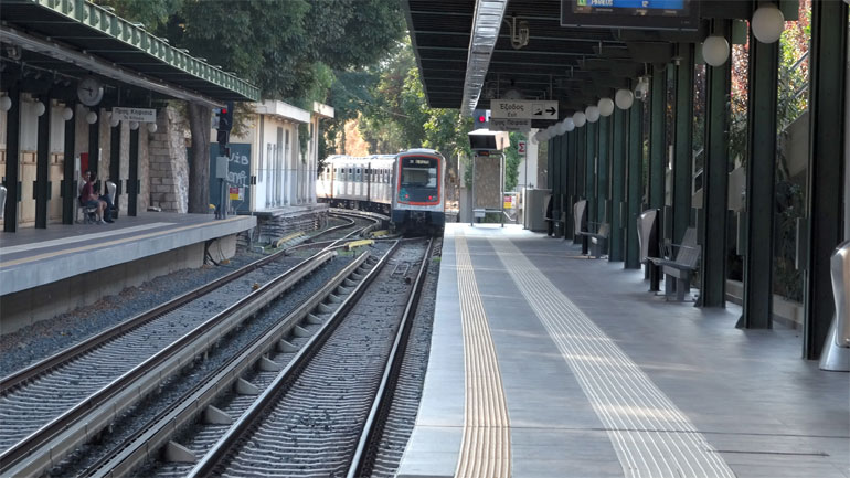 Ακινητοποιημένοι για περίπου 20 λεπτά οι συρμοί του ηλεκτρικού στην Ειρήνη