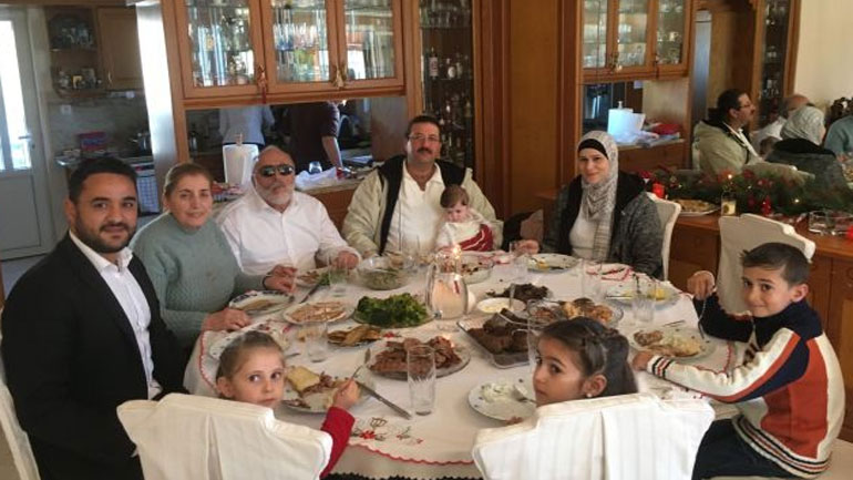 Σύροι πρόσφυγες, που φιλοξένησε ο Κουρουμπλής, ευχαρίστησαν το Λιμενικό Σώμα