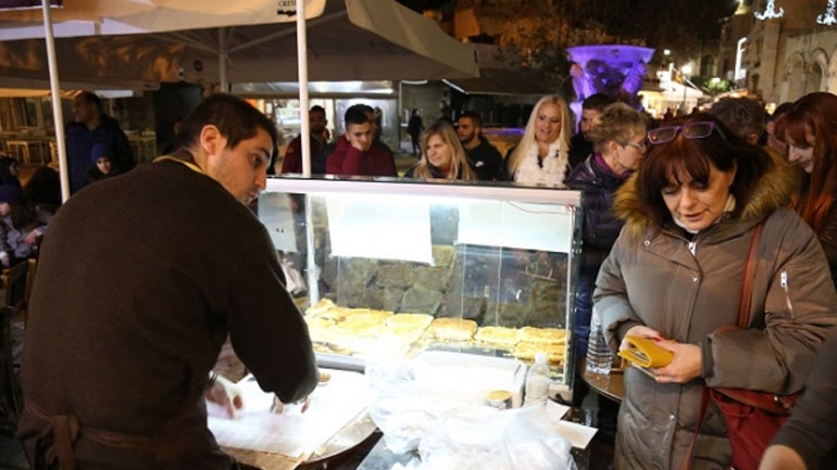 Ηράκλειο: Το έθιμο επιτάσσει αχνιστή μπουγάτσα!