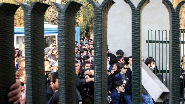 Ιράν: Τους δέκα έφτασαν οι νεκροί στις διαδηλώσεις