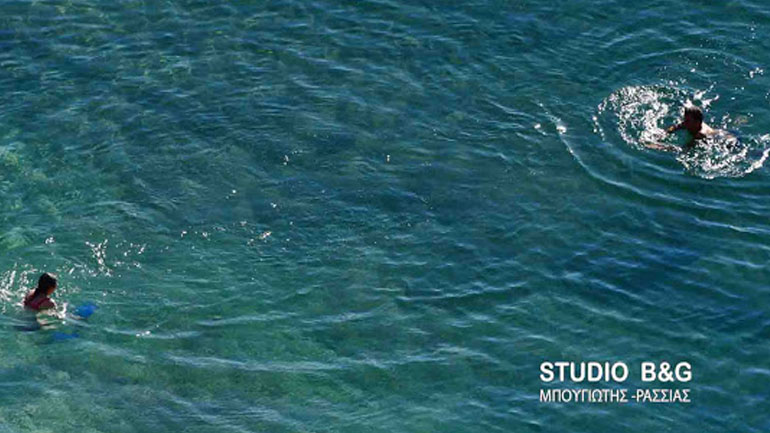 Με μακροβούτια στην παγωμένη θαλασσα έκαναν Πρωτοχρονιά στο Ναύπλιο