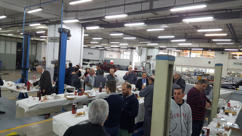 Κλασικό... τσιμπούσι στα κεντρικά της Nissan. Έτσι για να πάει καλά η νέα χρονιά!!1