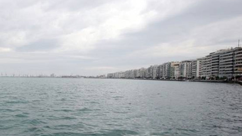 Το πτώμα ενός άνδρα περίπου 65 χρόνων ανασύρθηκε από τον Θερμαϊκό