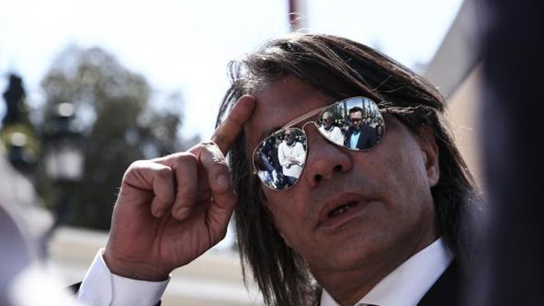 Τροχαίο για τον Ηλία Ψινάκη – Έπεσε με το αυτοκίνητό του πάνω σε δέντρο