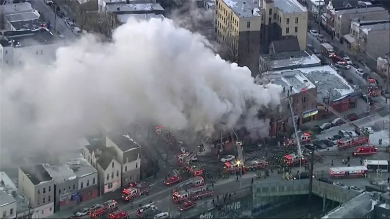 Τουλάχιστον 16 τραυματίες από πυρκαγιά σε τετραώροφο κτήριο στο Μπρονξ της Νέας Υόρκης